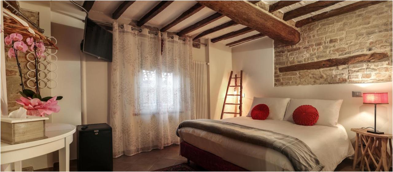 Il Giardino Sul Tetto B&B Guarene Exteriör bild